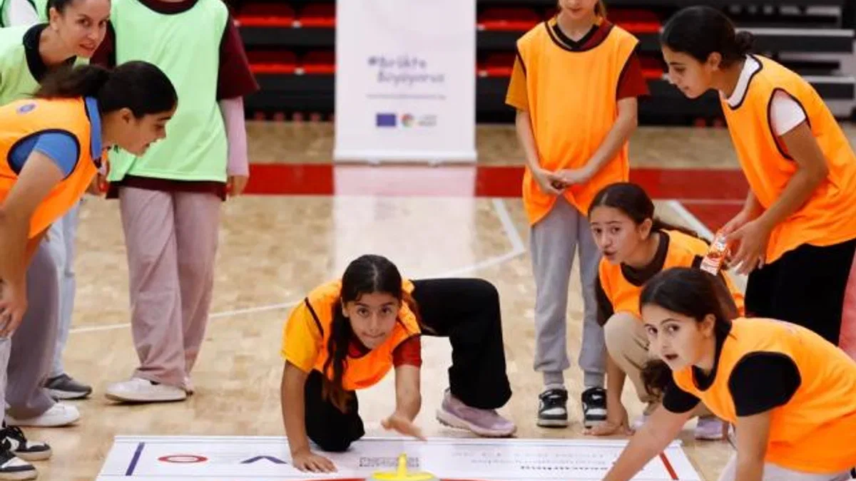 Antalya’da kız çocukları ‘Floor Curling’ ile tanışıyor