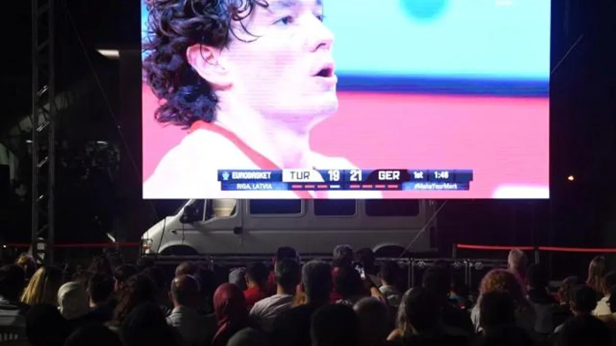Bursa Osmangazi Meydanı’ndan milli heyecana ortak olundu