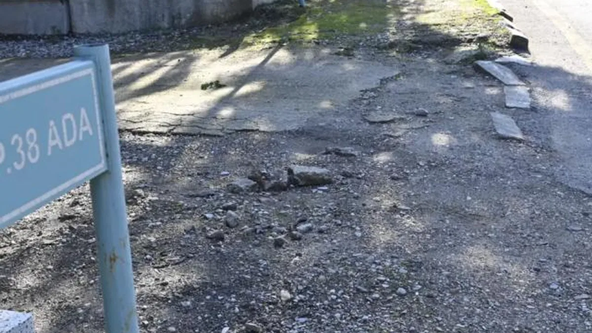Kırtık Mezarlığı’nda bozulan kaldırımlar yenilendi