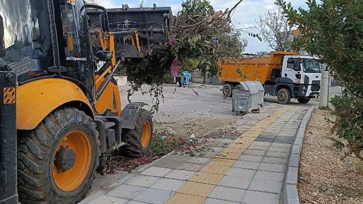 Yenişehir Belediyesi budama ve moloz atıklarını periyodik olarak topluyor