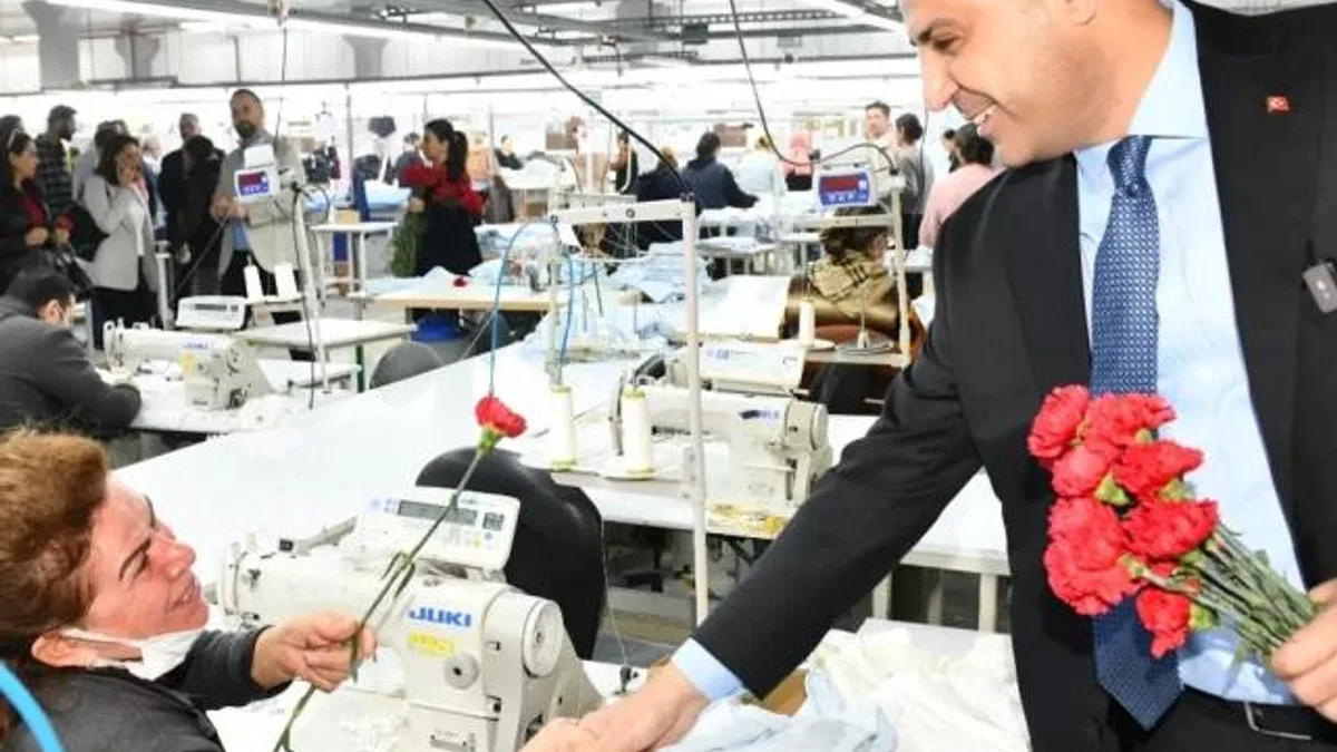 Başkan Yıldız emekçi kadınlara kırmızı karanfil dağıttı
