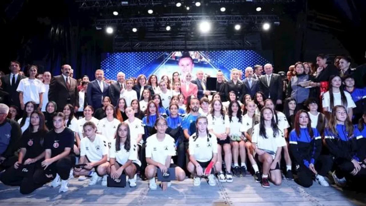 Bakan Güler: Sahada koşan her genç kızımız geleceğe umut oluyor