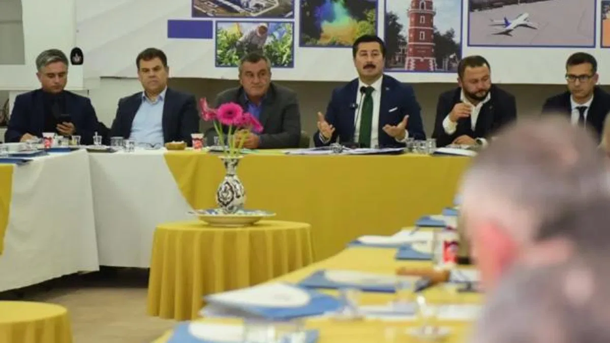 Başkan Özel muhtarlarla bir araya geldi