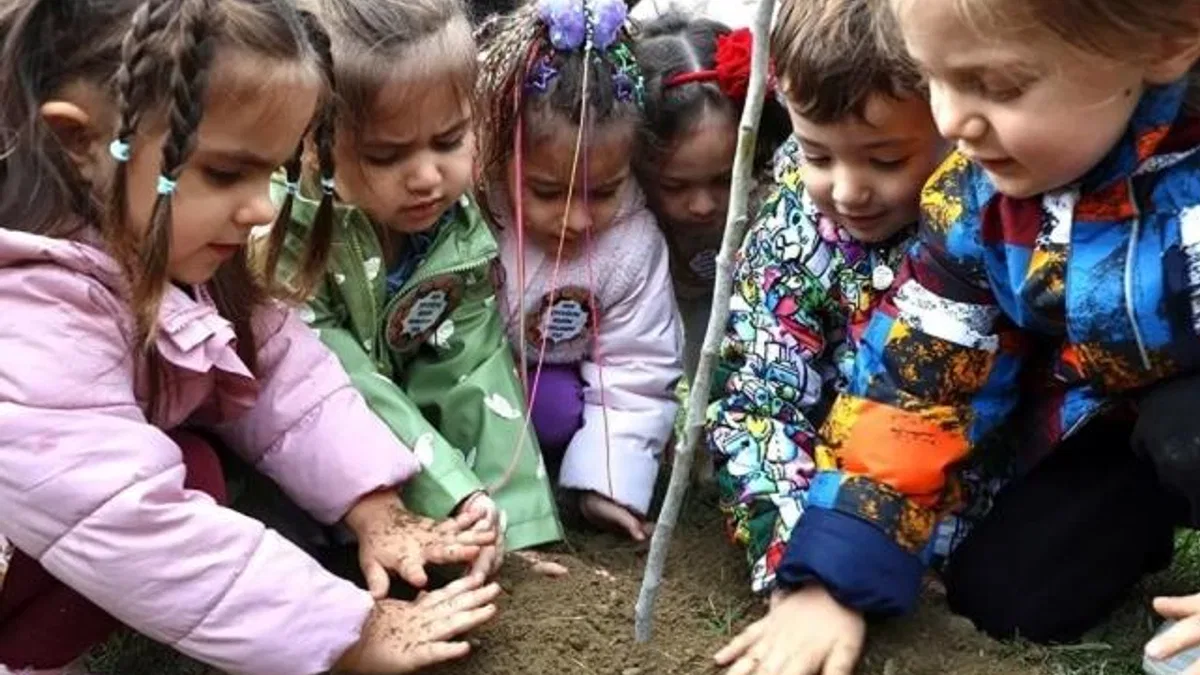 Mudanyalı çocuklar güvenli yaşam için fidanları toprakla buluşturdu