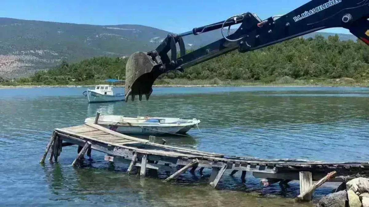 Muğla Milas’ta kaçak iskeleler yıkılıyor