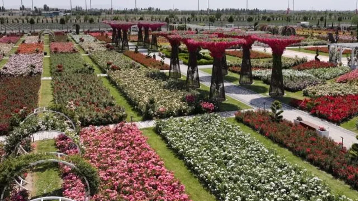 Konya’da Karatay Mevlana Gül Parkı kapılarını açtı