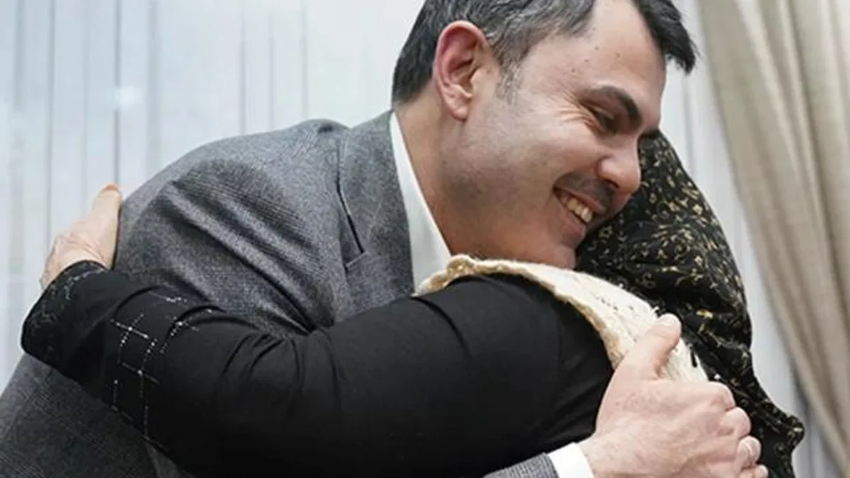Bakan Kurum Nelbi Teyze’yi bu kez evinde ziyaret etti