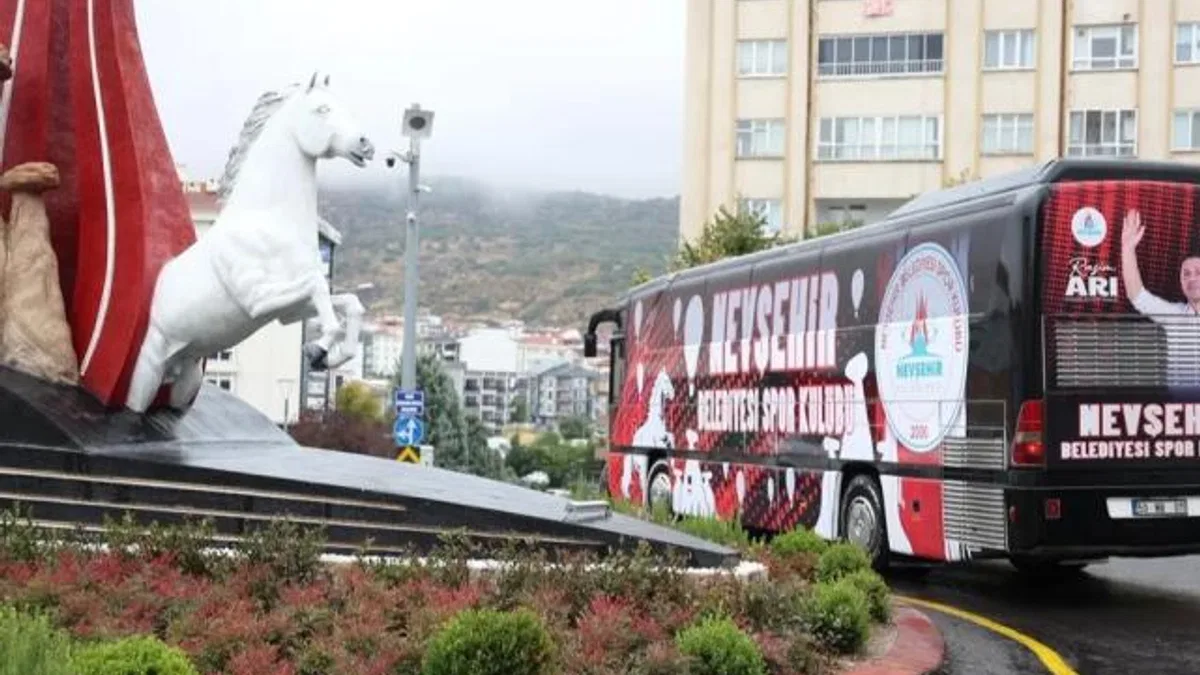 Başkan Rasim Arı, Nevşehir Belediyesi SK otobüsünü kullandı
