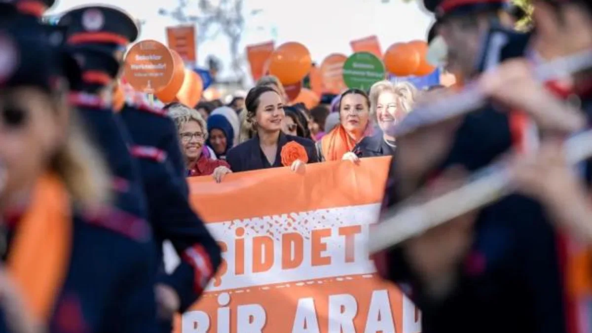 İzmir’de şiddete karşı ‘turuncu’ yürüyüş