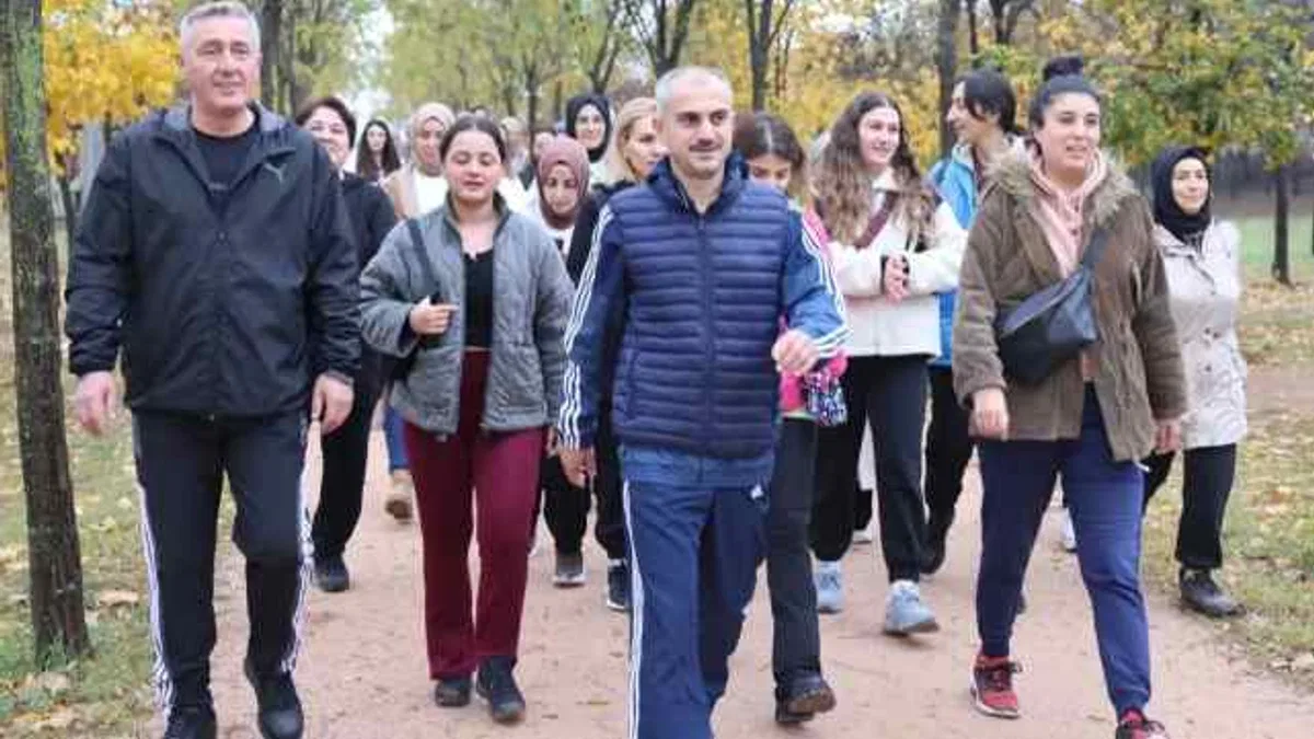 Kocaeli Çayırova’da Çiftçi öğretmenlerle yürüdü
