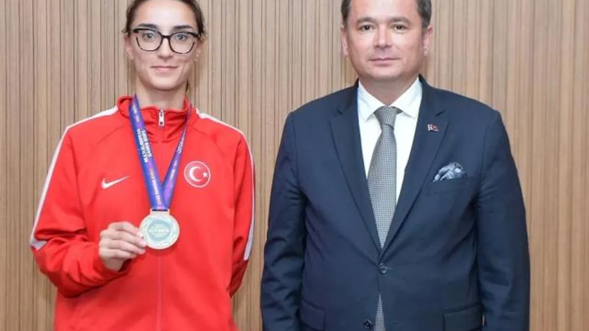 Başkan Erkan Aydın Bursa’nın gururu şampiyon sporcuyu ağırladı