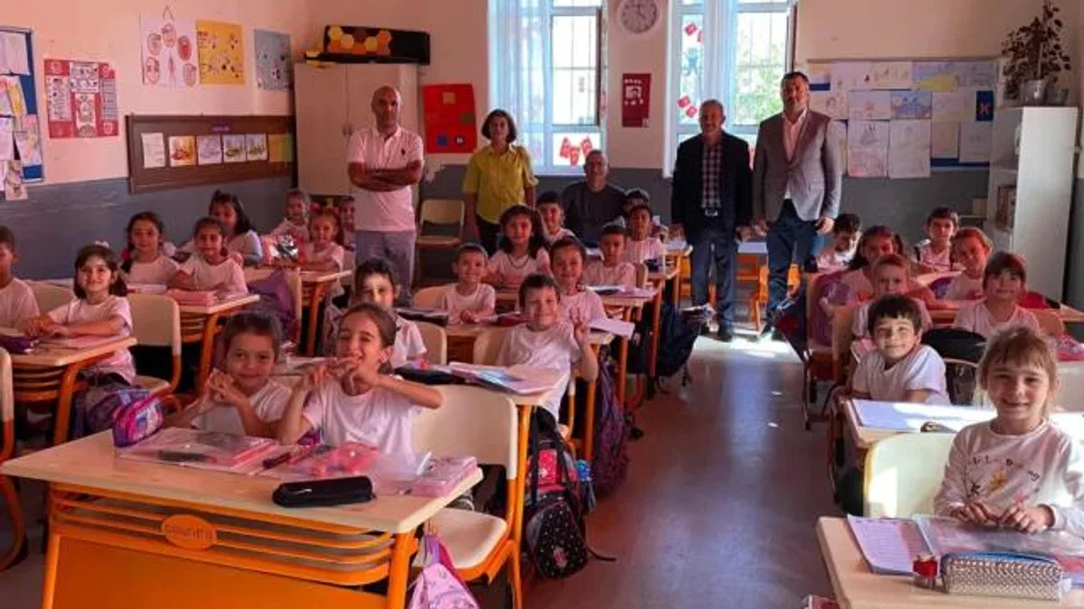 Başkan Taşyasan’dan minik öğrencilere kırtasiye seti