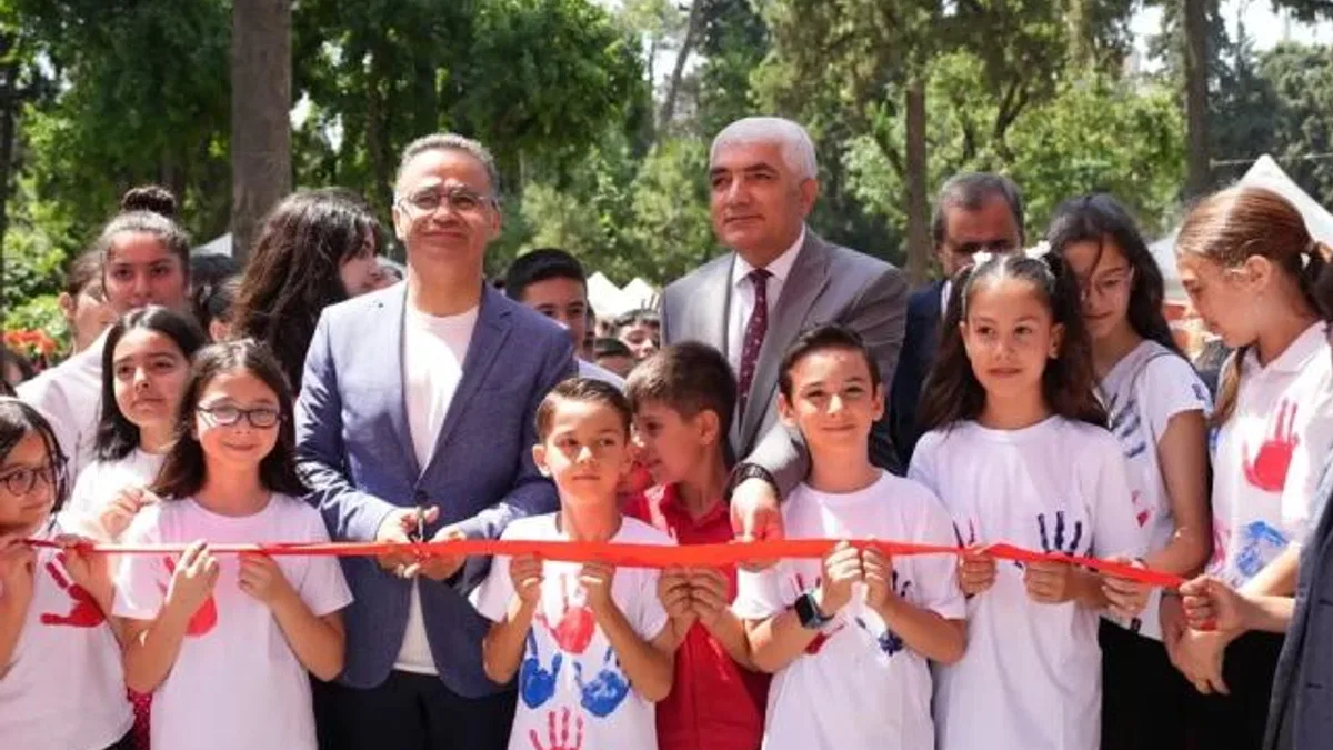 İzmir’de ”Küçük Eller Güçlü Kalemler” kitap fuarı coşkuyla açıldı