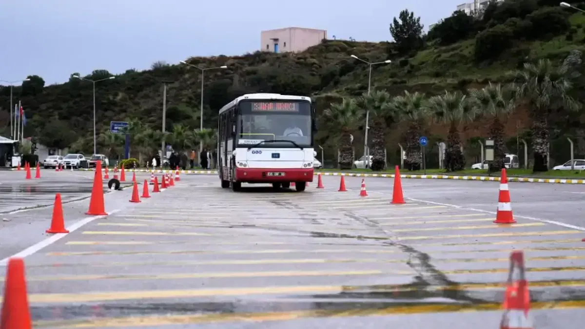 İzmir Büyükşehir Belediyesi toplu ulaşımda yapay zekâ destekli güvenli sürüş dönemini başlattı