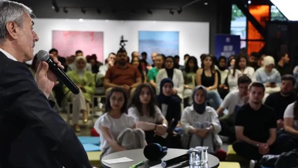 Başkan Alemdar Sakarya’da gençlerle koyu sohbette