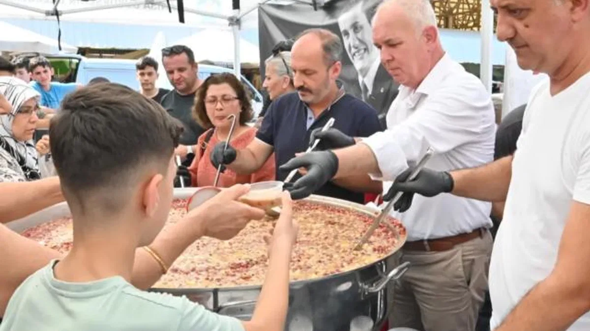 Manisa’da geleneksel aşure dağıtımı devam ediyor