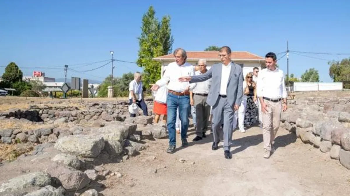 Başkan Tugay Smyrna kazılarını inceledi