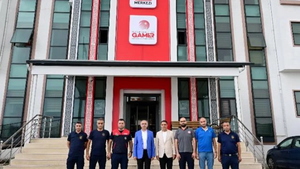 Başkan Sami Er vatandaş ve görev başındaki personelle bayramlaştı