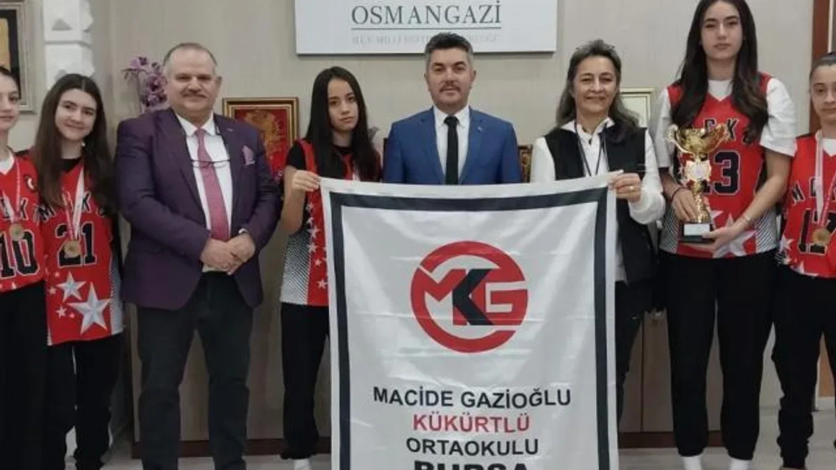 Macide Gazioğlu Ortaokulu’ndan bir günde üç şampiyonluk