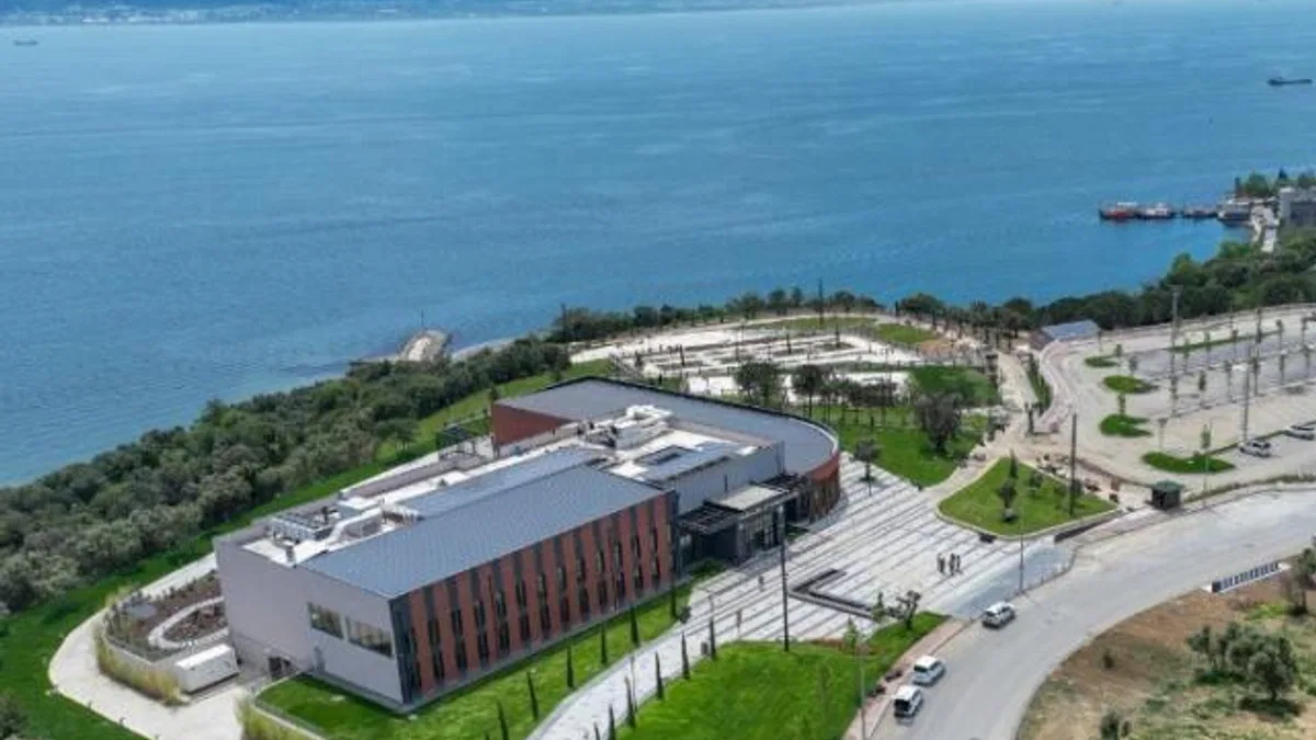 Kocaeli’nin manzaralı kütüphanesi hizmette