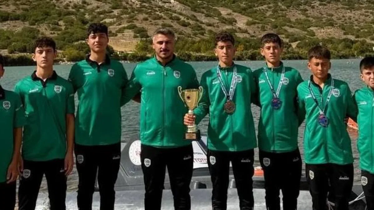 Sakaryalı sporcular Eskişehir’de ikincilik kupasını kaldırdı