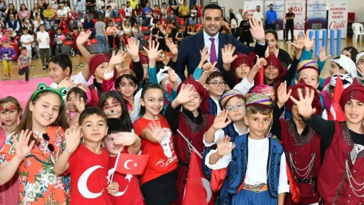 İzmir Çiğli’de çocuklara bayram şenliği