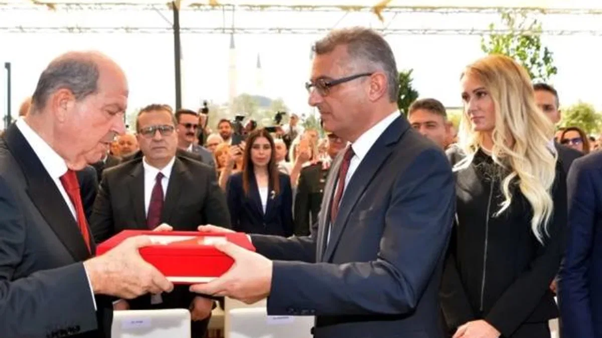 KKTC’de devir teslim tamam! Erhürman görevi Tatar’dan devraldı