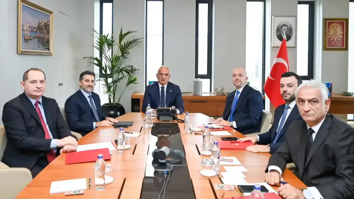 Bakan Ersoy ve THY yönetiminden turizm zirvesi