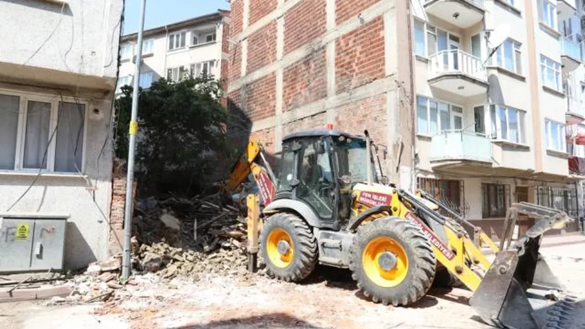 İnegöl’de metruk binalar tek tek yıkılıyor