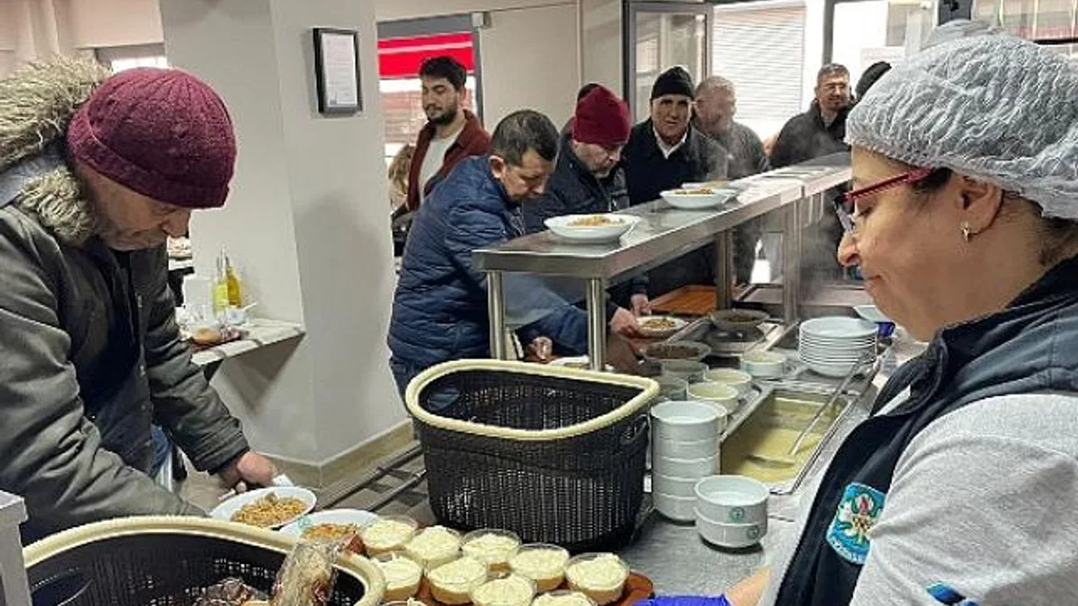 ‘Kent Lokantası’ ve ‘Halk Mandıra’ 10 Binlerce Kişiye Ulaştı Zeyrek, “Üreten, ürettiğini adilce hakça bölüşen bir düzen”