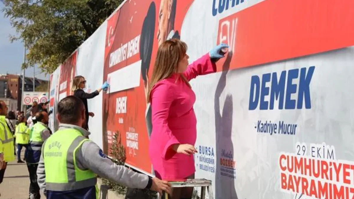 Bursa Büyükşehir’in ‘Cumhuriyet demek’ sokaklara taşındı