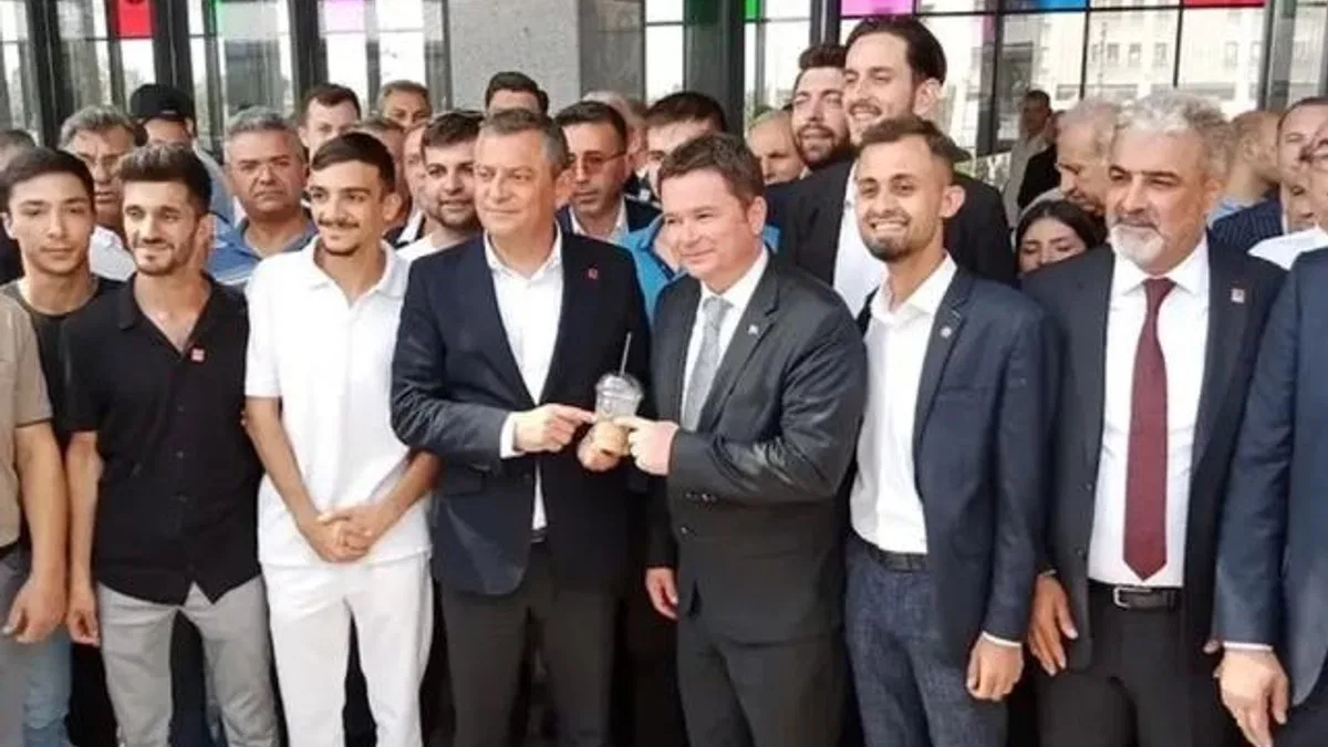 CHP Genel Başkanı Özgür Özel, Bursa’da Osmangazi Meydanı’nı gezdi