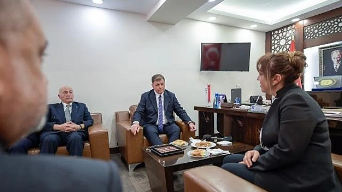 Başkan Tugay’dan İYİ Parti’ye ziyaret “Dayanışma içinde olalım”
