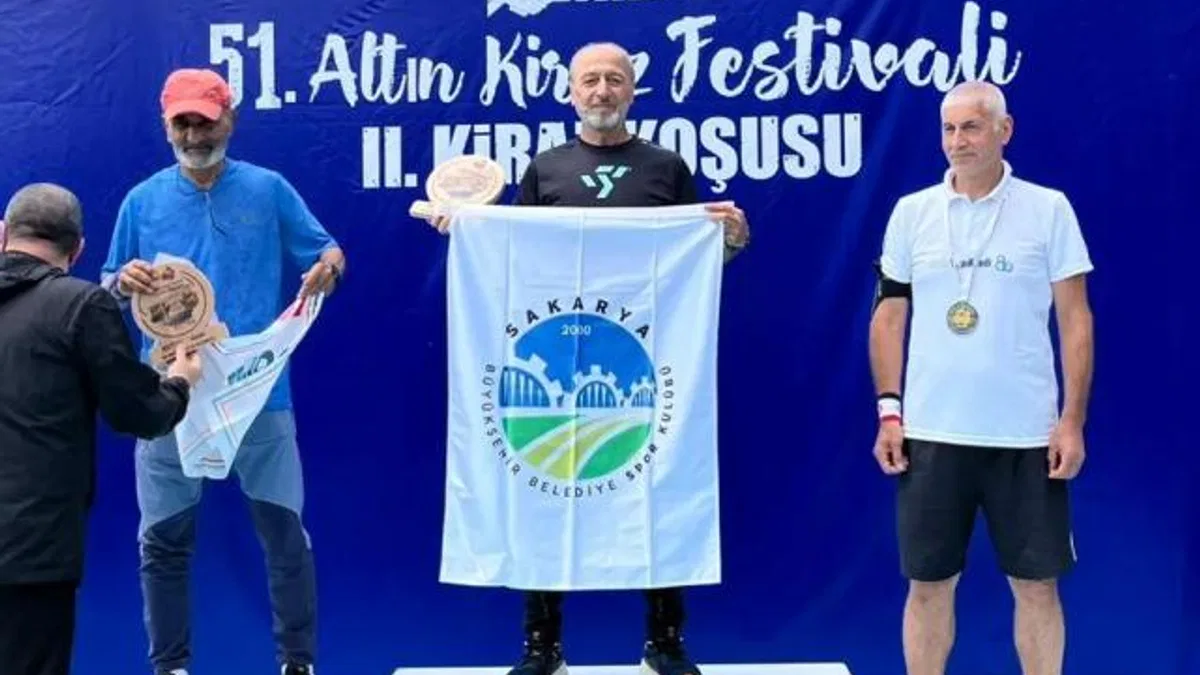 Sakarya’nın koşan tecrübesi Ali Turan kürsüyü bırakmıyor