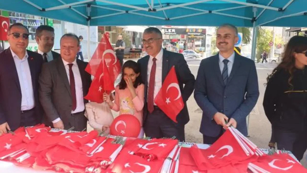 Çiftçi, Çayırovalılara Türk Bayrağı dağıttı