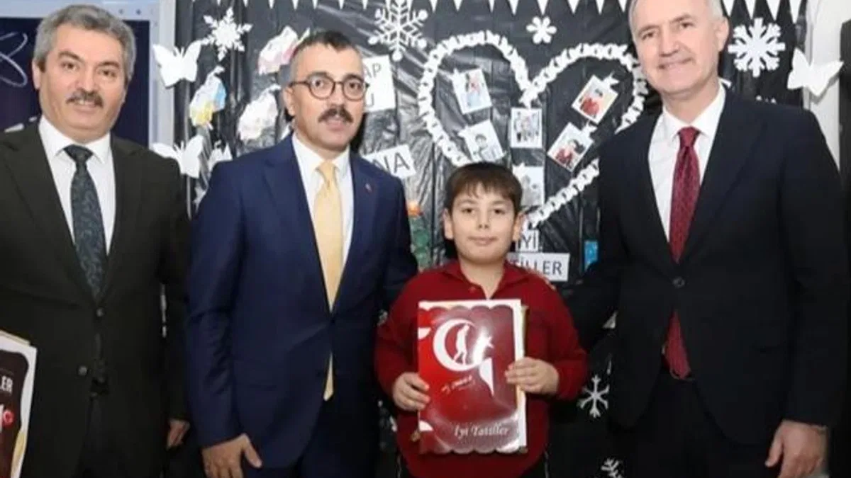 Bursa İnegöl’de öğrenciler karnelerini protokolden aldı