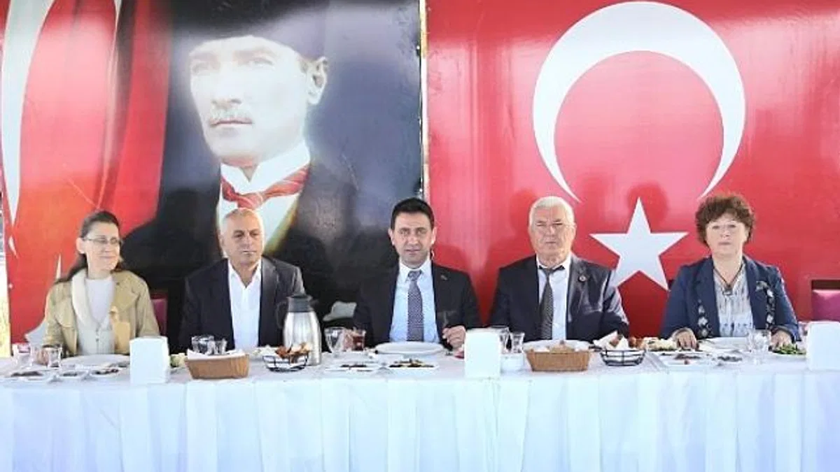 Başkan Önal, muhtarlarla buluştu: “Bayraklı için gece gündüz çalışıyoruz”