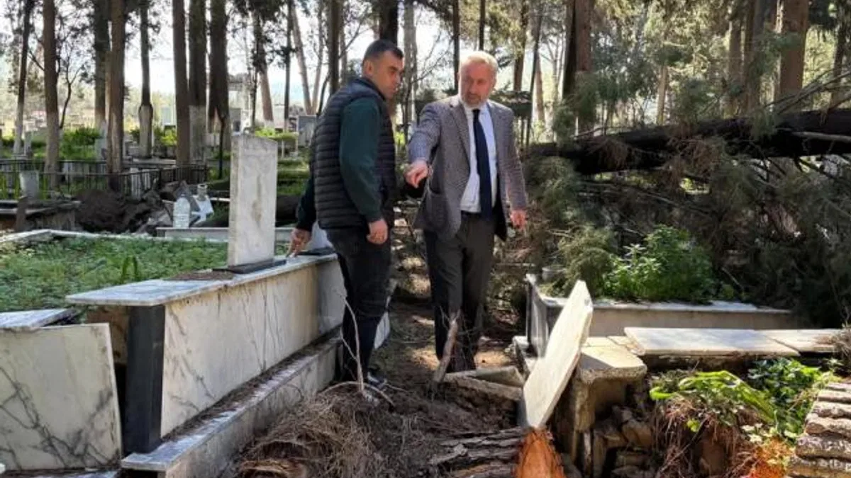 İzmir’de fırtınadan etkilenen mezarlıklara hızlı müdahale