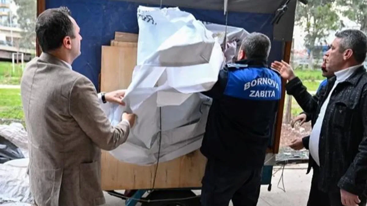 İzmir Bornova’da viyadükaltı pazaryerine düzenleme