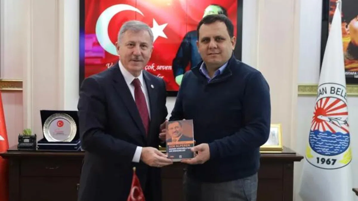 Selçuk Özdağ ‘Son Alperen’ adlı kitabını Başkan Durmuş’a hediye etti