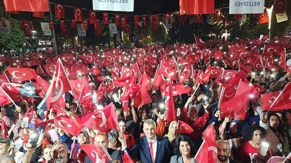 Gölcük Belediye Başkanı Ali Yıldırım Sezer, yayınladığı mesaj ile 29 Ekim Cumhuriyet Bayramı’nı kutladı.