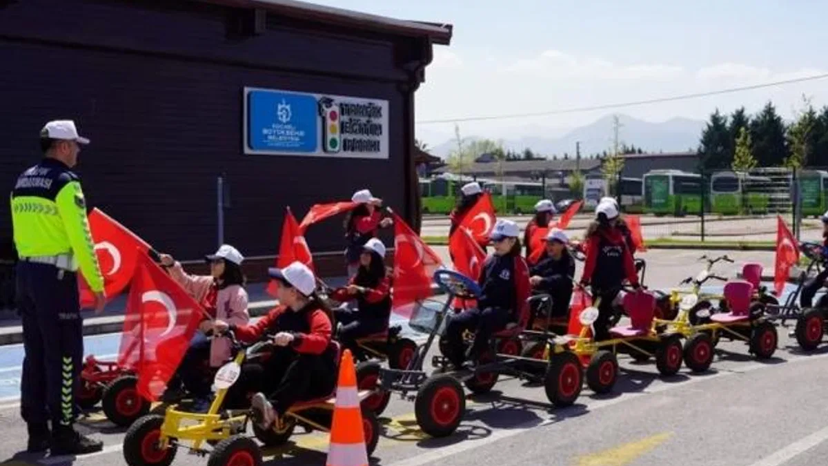 Trafik Eğitim Parkı’nda Türk bayrağıyla renkli kutlama