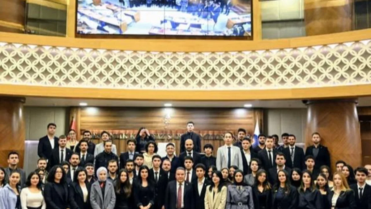 Muhittin Böcek’ten Antalyalı gençlere müjde