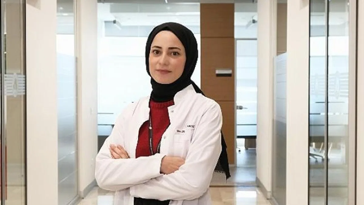 Çayı ve kahveyi şekerli içiyorsanız dikkat! Sıcak içeceklerdeki şeker asidik hale gelerek dişleri daha fazla aşındırıyor!