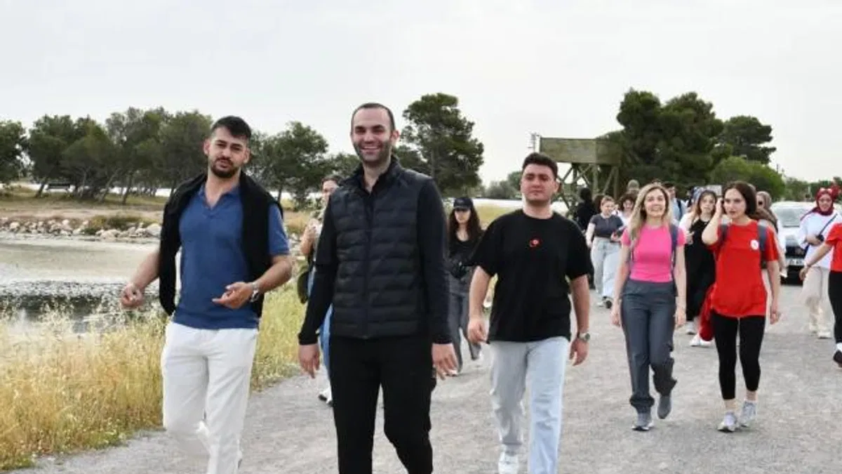 İzmir Çiğli’de gençlik Atatürk için yürüdü
