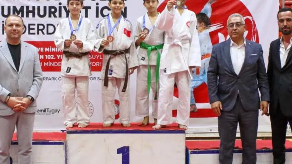 İzmirli minik sporcular Cumhuriyet için ter döktü