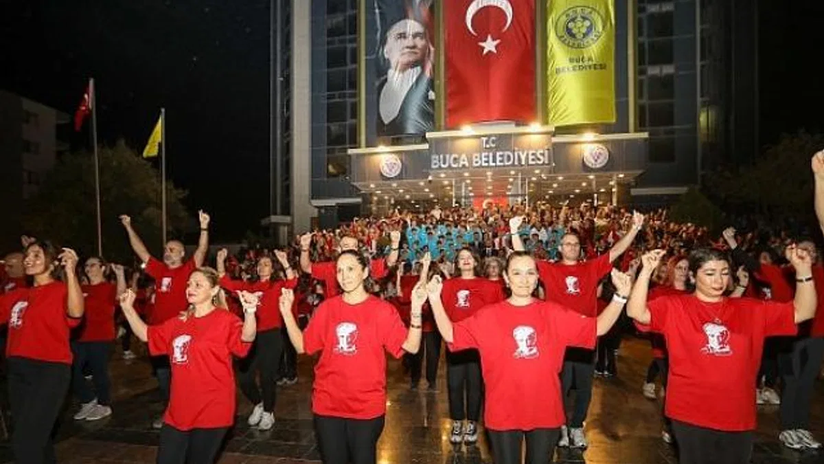 Buca’da Cumhuriyet coşkusu meydanlara sığmadı