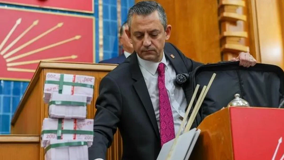 Deste deste banknotlarla ‘Özel’ gönderme! Özgür Özel: Parayı pul ettiler!
