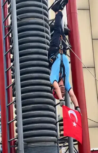 Gaziantepli itfaiyecilerden nefes kesen yüksek irtifa gösterisi