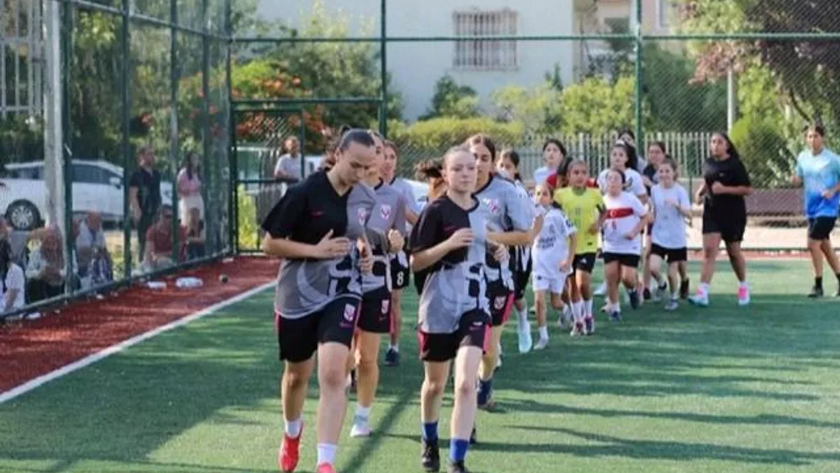 Başkentli kızlar sahaya indi